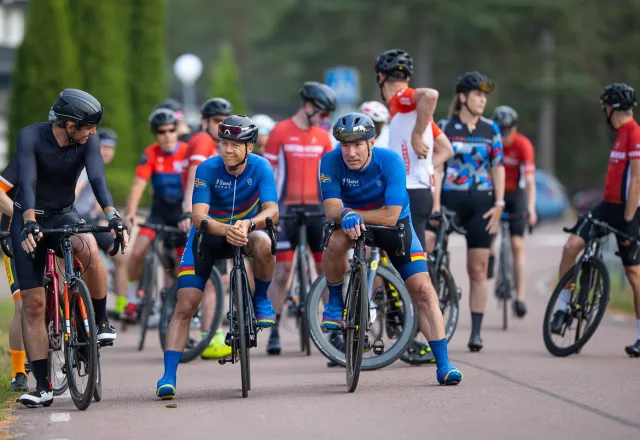 cyklister väntar vid start