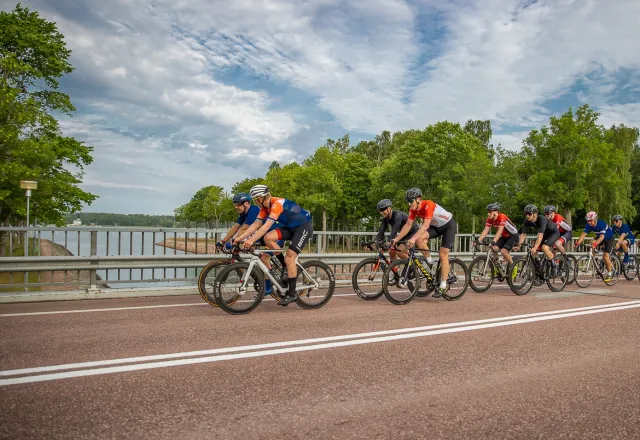 cyklister cyklar över lemströms kanal