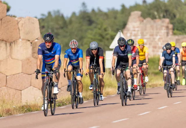 cyklister cyklar förbi bomarsund