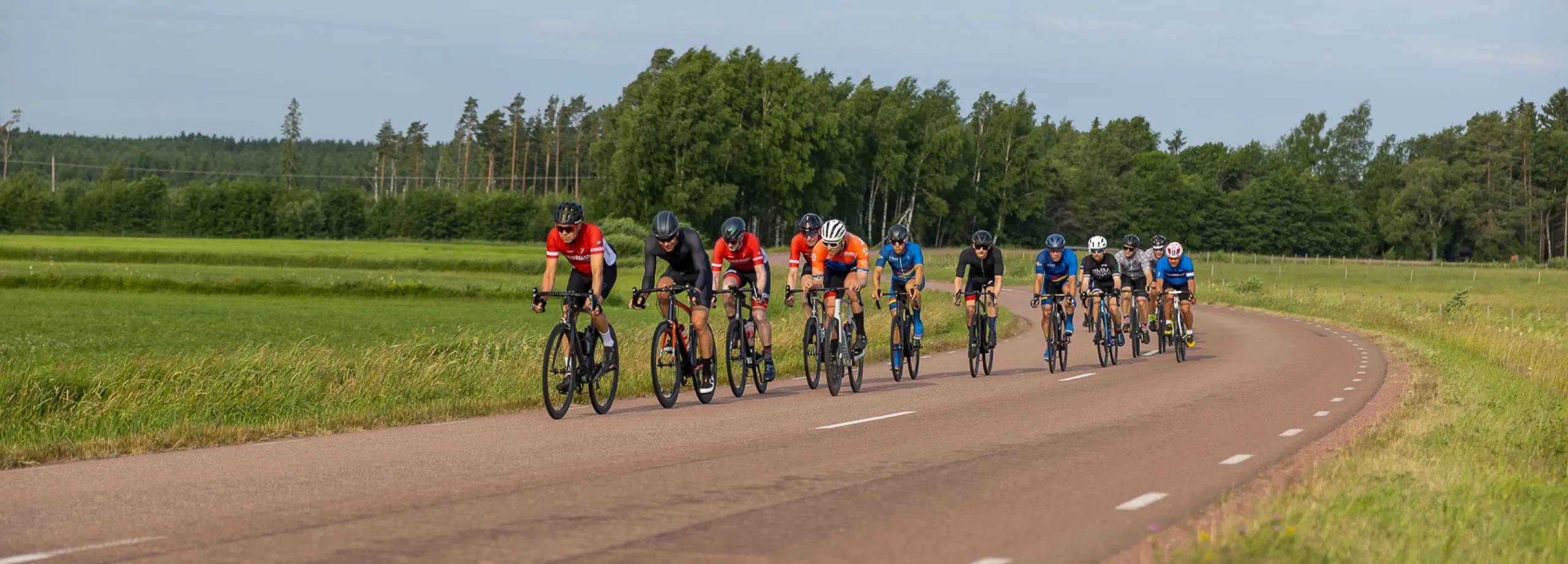 cyklister på landsväg bredvid åker