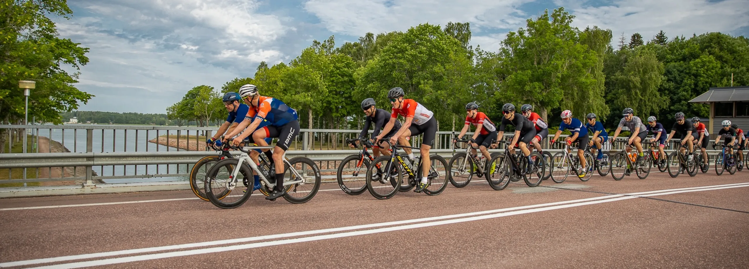 cyklister cyklar över lemströms kanal